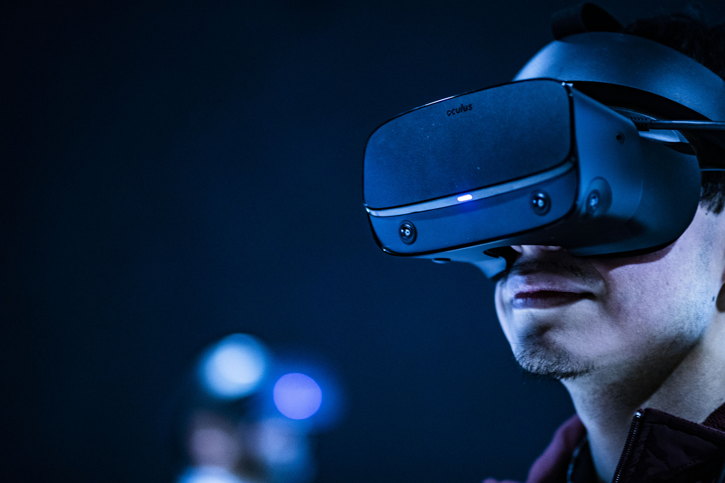 A student wears a virtual reality headset during a lab.