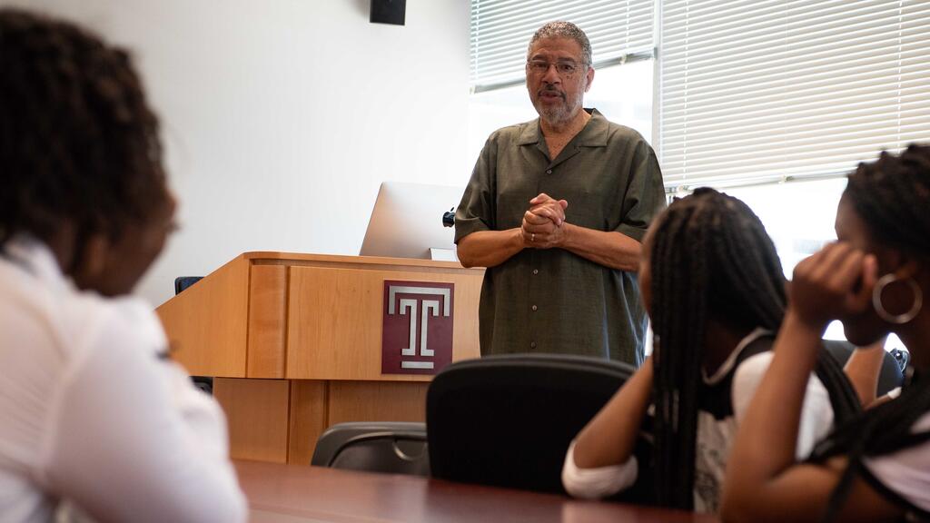 Professor Linn Washington speaks to a high school journalism class